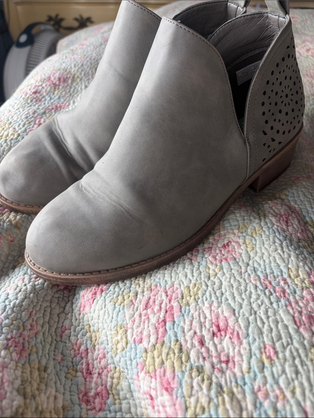 Vepose Light Grey Cutout Ankle Booties